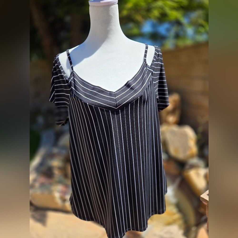 NWOT Kaileigh Black and White Cold Shoulder Knit Top